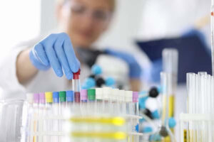 How is metastatic prostate cancer detected and treated in men over 70?